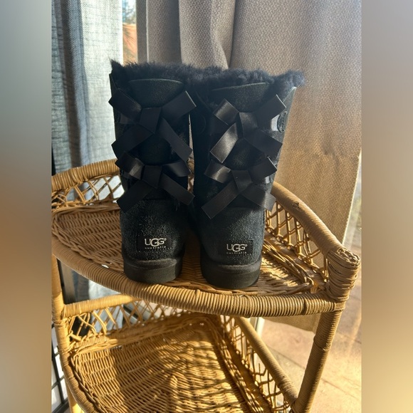 UGG Bailey Bow Uggs! Like new, bottoms show almost no wear. Great condition S/7 - Picture 1 of 7